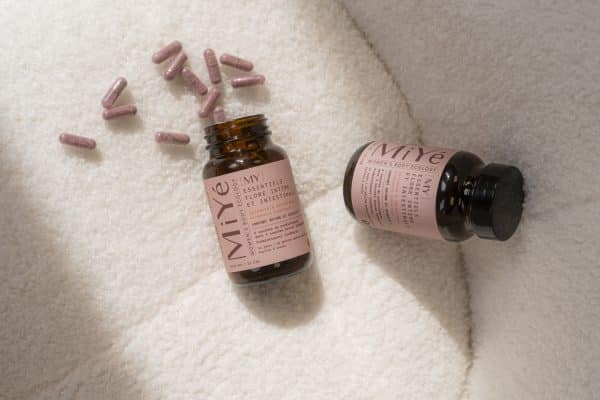 Probiotique flore intime et intestinale MiYé gélules gastro-résistantes pour femme Complément alimentaire naturel équilibre vaginal et digestif souches brevetées SynbAEctive Pilulier flore intime MiYé 60 gélules vegan fabriqué en France ZénuRare