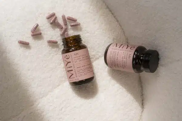 Probiotique flore intime et intestinale MiYé gélules gastro-résistantes pour femme Complément alimentaire naturel équilibre vaginal et digestif souches brevetées SynbAEctive Pilulier flore intime MiYé 60 gélules vegan fabriqué en France ZénuRare