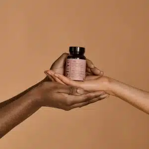 Probiotique flore intime et intestinale MiYé gélules gastro-résistantes pour femme Complément alimentaire naturel équilibre vaginal et digestif souches brevetées SynbAEctive Pilulier flore intime MiYé 60 gélules vegan fabriqué en France ZénuRare