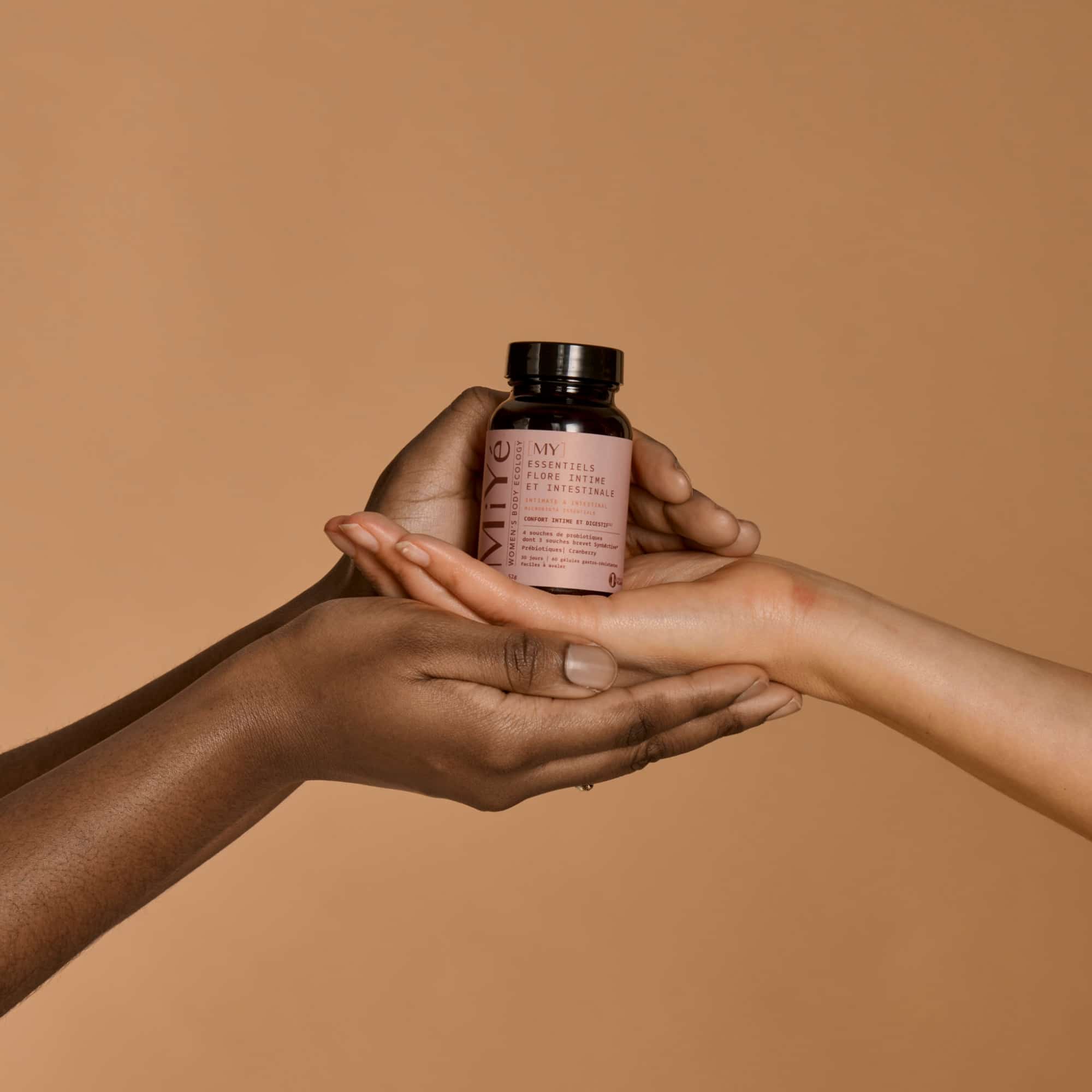 Probiotique flore intime et intestinale MiYé gélules gastro-résistantes pour femme Complément alimentaire naturel équilibre vaginal et digestif souches brevetées SynbAEctive Pilulier flore intime MiYé 60 gélules vegan fabriqué en France ZénuRare