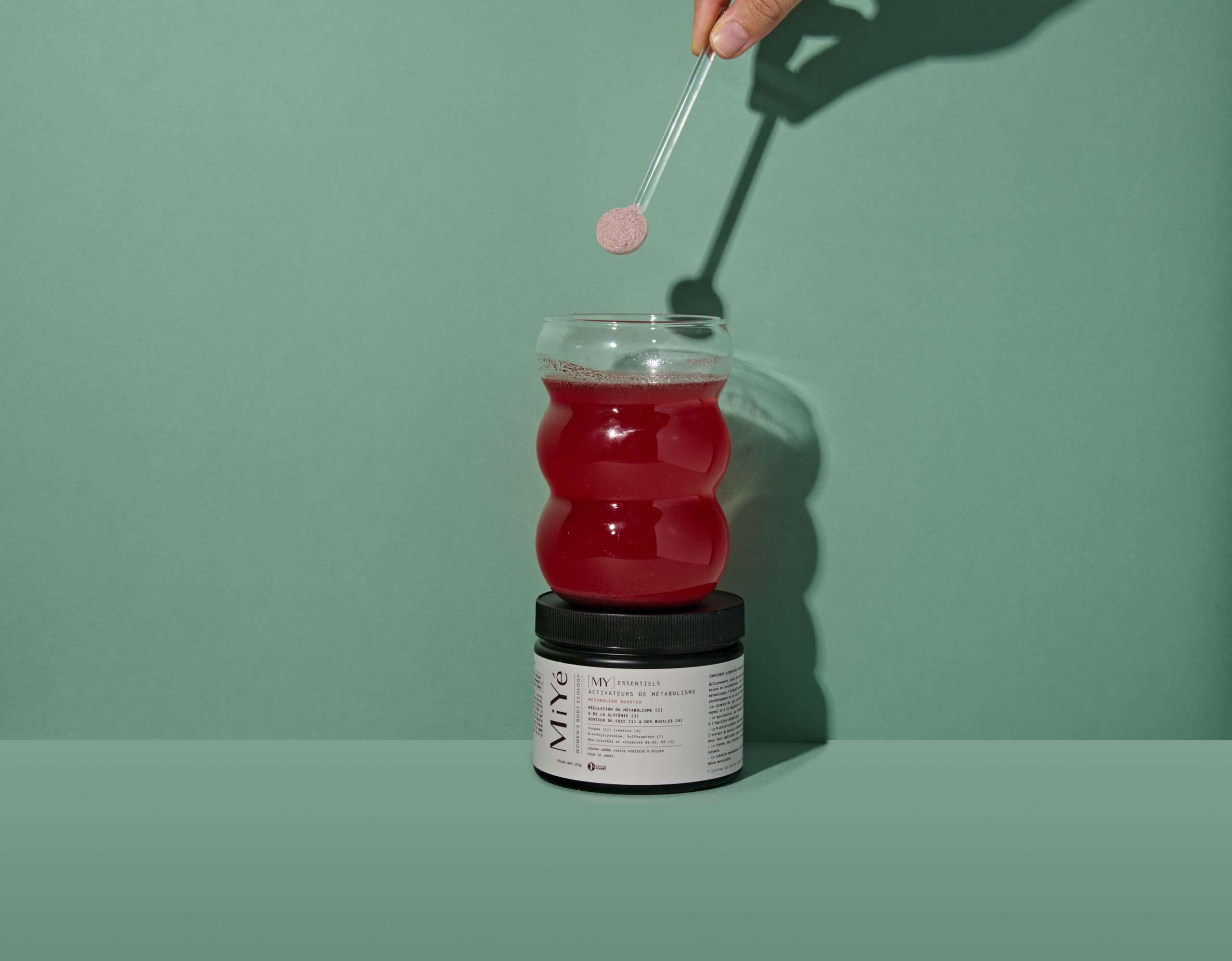 Poudre activatrice de métabolisme MiYé goût cerise hibiscus pour femme en périménopause et SOPK Complément alimentaire naturel pour réguler la glycémie et l’équilibre hormonal féminin Pot de poudre métabolisme MiYé 153g vegan sans gluten ZénuRare
