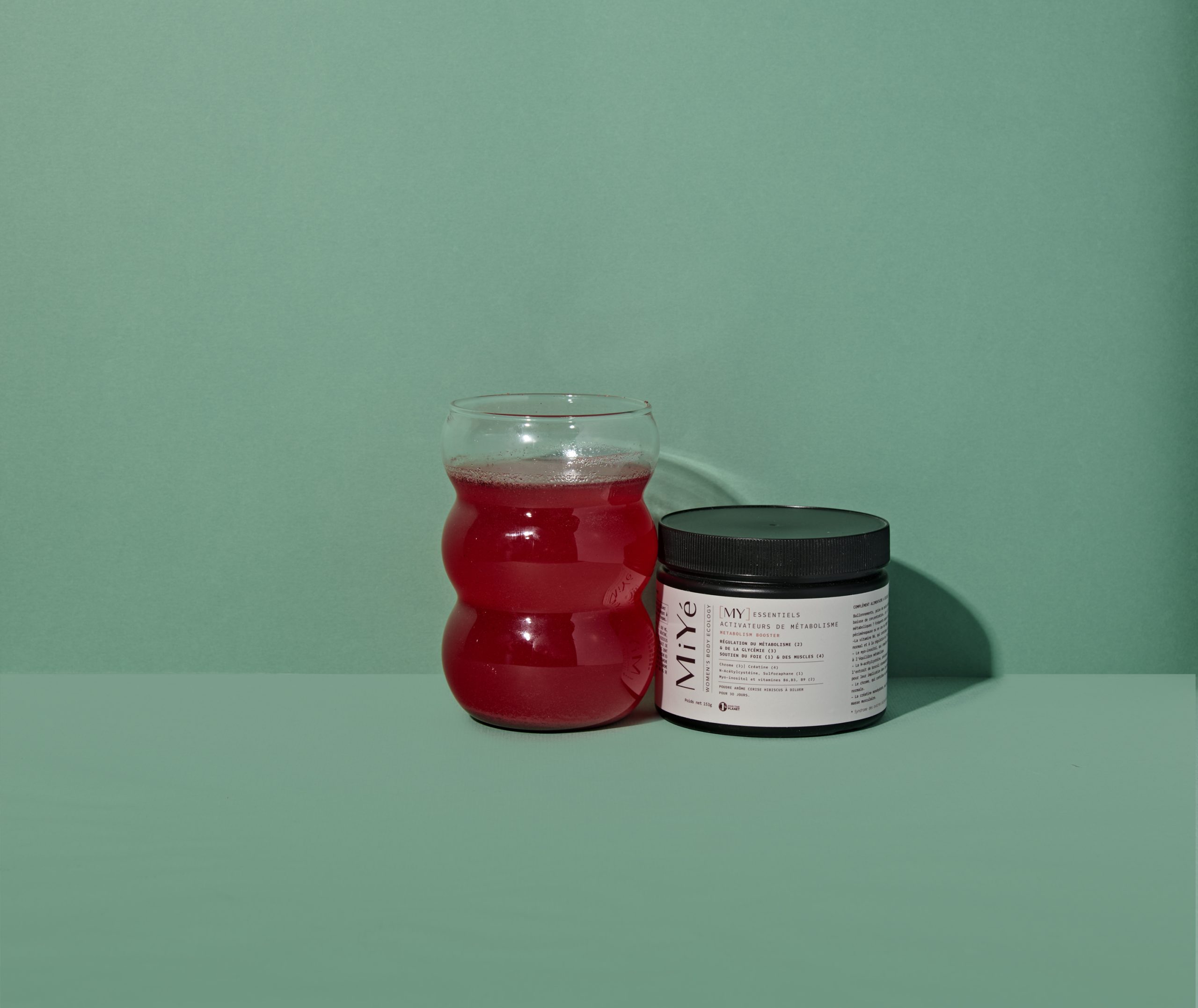Poudre activatrice de métabolisme MiYé goût cerise hibiscus pour femme en périménopause et SOPK Complément alimentaire naturel pour réguler la glycémie et l’équilibre hormonal féminin Pot de poudre métabolisme MiYé 153g vegan sans gluten ZénuRare