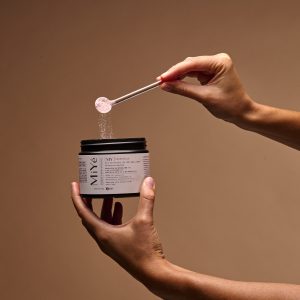 Poudre activatrice de métabolisme MiYé goût cerise hibiscus pour femme en périménopause et SOPK Complément alimentaire naturel pour réguler la glycémie et l’équilibre hormonal féminin Pot de poudre métabolisme MiYé 153g vegan sans gluten ZénuRare